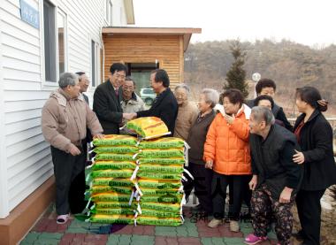 설명절 사회복지시설 위문 쌀 전달(정춘택사회복지과장) 사진