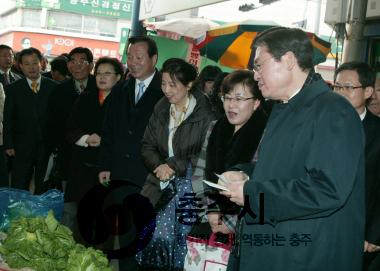 정우택지사,김호복시장 재래시장 장보기 행사 의 사진