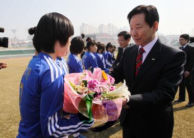 제19회 여왕기 여자축구대회 개막전 의 사진