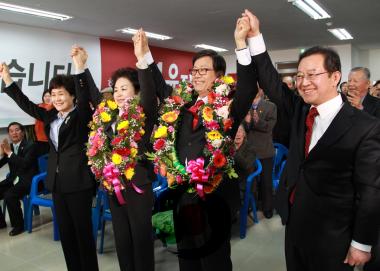 제19대 국회의원선거 윤진식 후보 당선 의 사진