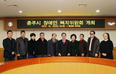 2012장애인복지위원회 회의 의 사진