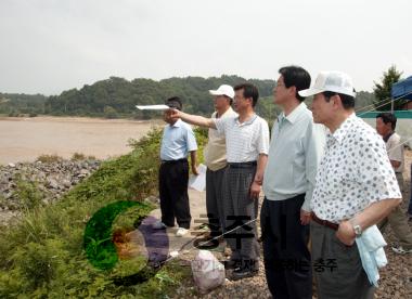 국회의원(충북도출신)농경지 수해현장 방문 의 사진