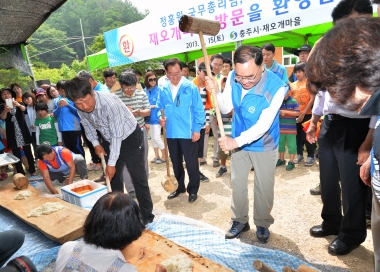 정홍원 국무총리 재오개마을 일손돕기 행사 의 사진
