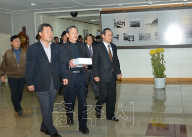 충주시 건축조례개정안 재의요구 서명부 전달 의 사진