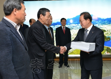 충주시 건축조례개정안 재의요구 서명부 전달 의 사진