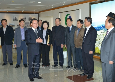 충주시 건축조례개정안 재의요구 서명부 전달 의 사진