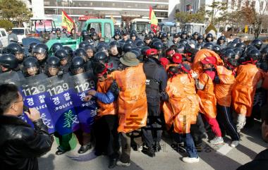 충주농민회 천막.시위농성 경찰과 마찰 사진