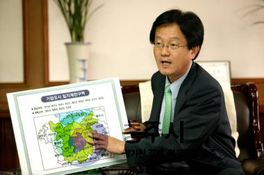 토지거래허가구역 확대관련,한창희 시장 기자간담회 의 사진