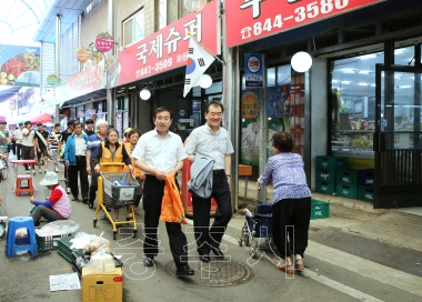 자원봉사자들과 전통시장 장보기 의 사진
