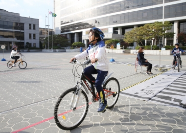 제8회 어린이 자전거 안전운전 자격시험 의 사진