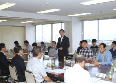 유가와라정 청사 공식방문 및 사과나무 식수 의 사진