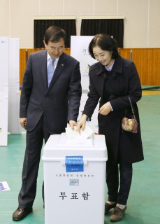 총선 투표현장 의 사진