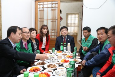 사랑의 집 고쳐주기 현판식 의 사진