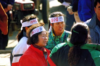 쌀개방 반대 농민 시위 의 사진