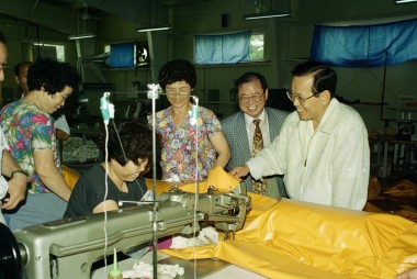 도지사 공장 방문 의 사진
