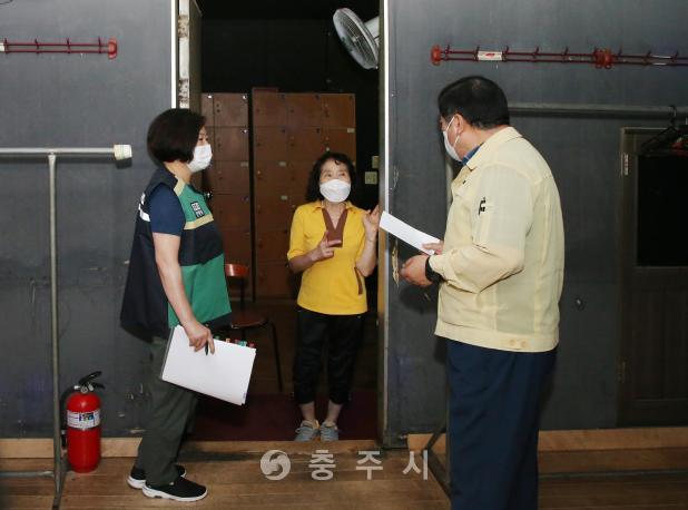 코로나 확산방지를 위한 위생시설 점검 의 사진
