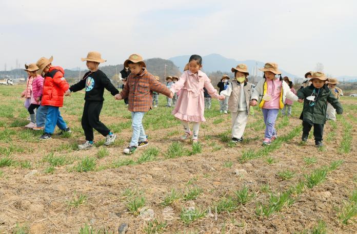 국가정원 조성 기원 및 생태건강도시 실현을 위한 청보리밭 밟기 행사 사진