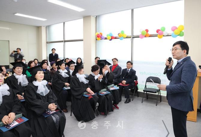 늘푸른학교 초중학력인정 졸업식 의 사진