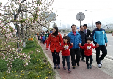사과나무가로수 꽃길 걷기 및 농심 체험행사 사진