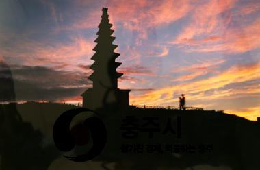 장려-중앙탑의 석양-정문순 사진