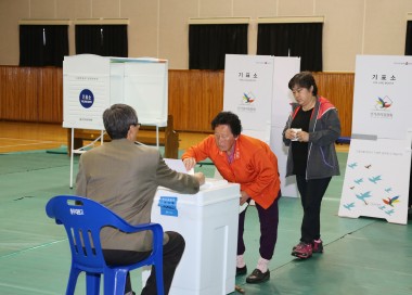 총선 투표현장 의 사진