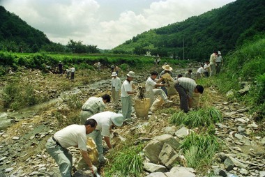 수해지역 쓰레기 수거 의 사진