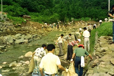 수해지역 쓰레기 수거 의 사진
