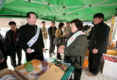 김호복 시장 고속도로 농특산물 판매장 방문 사진